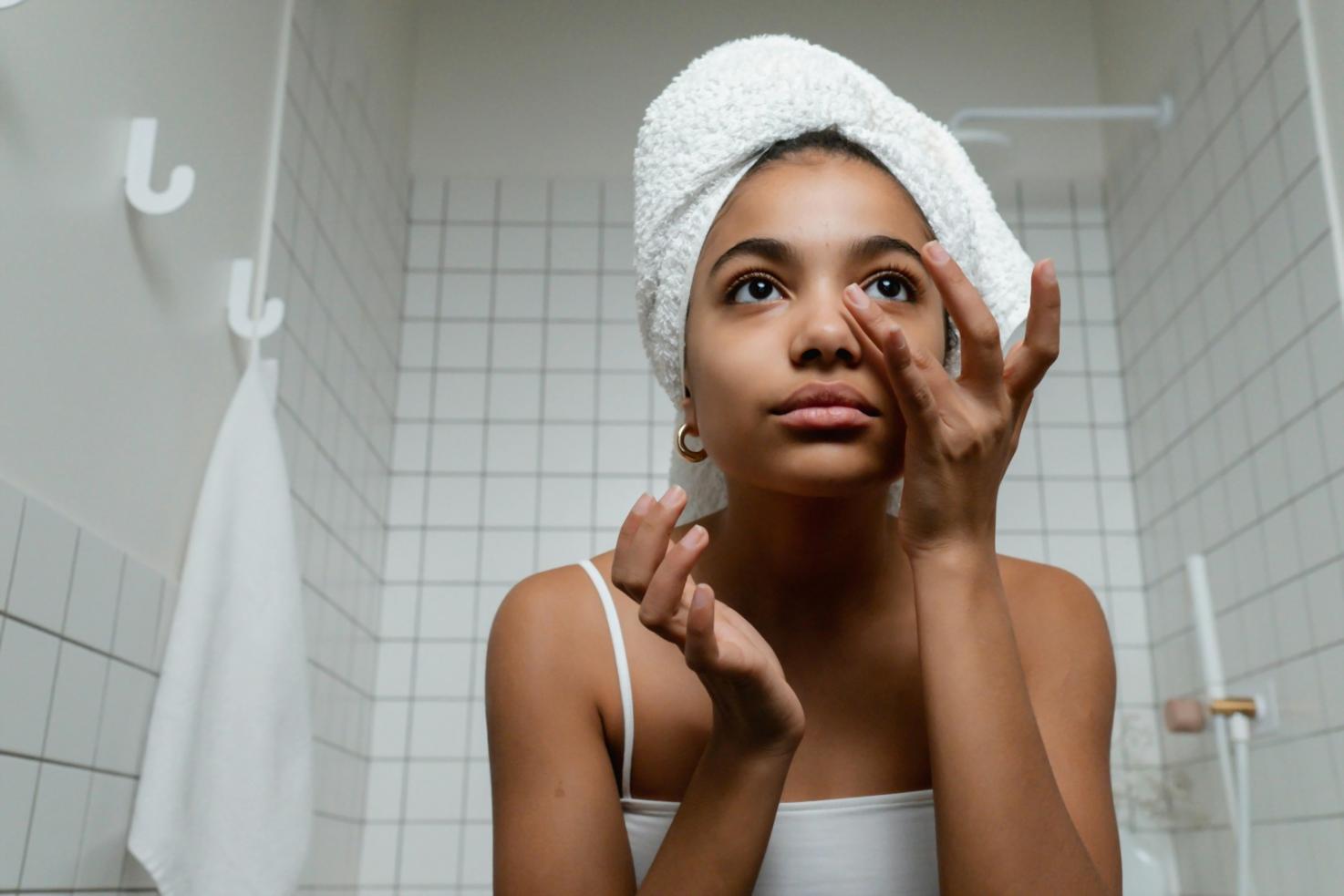 Démonstration de techniques de contouring avancé pour sublimer les traits du visage