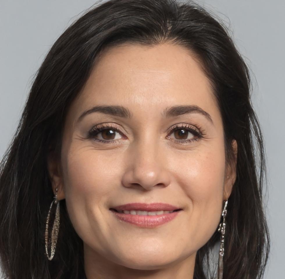 Camille Moreau, formatrice experte en maquillage professionnel avec quinze ans d'expérience